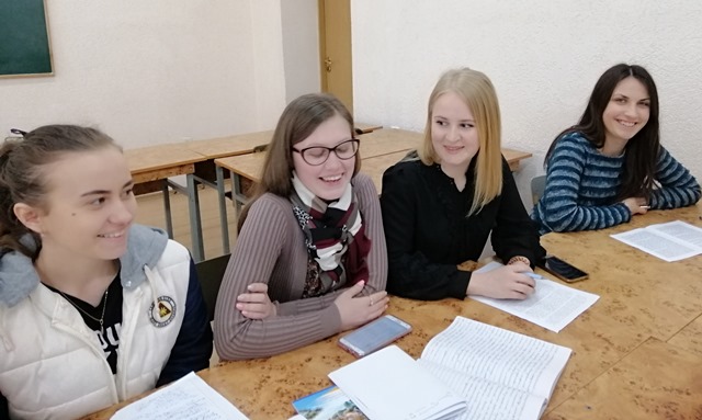 Учасники круглого столу обговорюють питання позитивних аспектів впливу мас - медіа